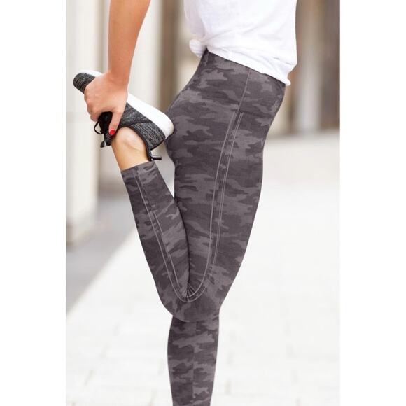 NWT - Spanx Look at Me Now Camo Seamless Leggings - Picture 2 of 10